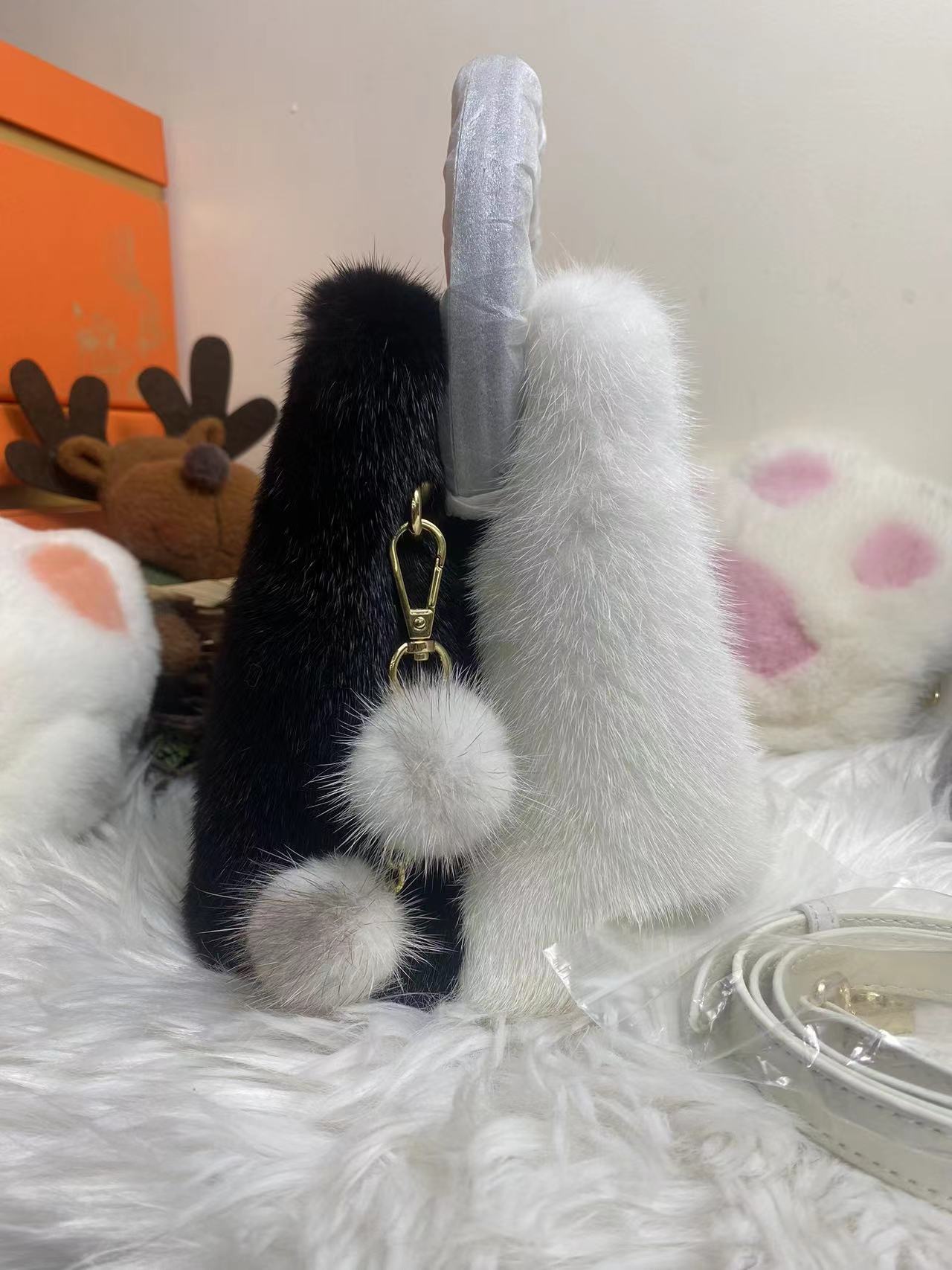 WFCS-GH909-9 Mink black and white fur bag