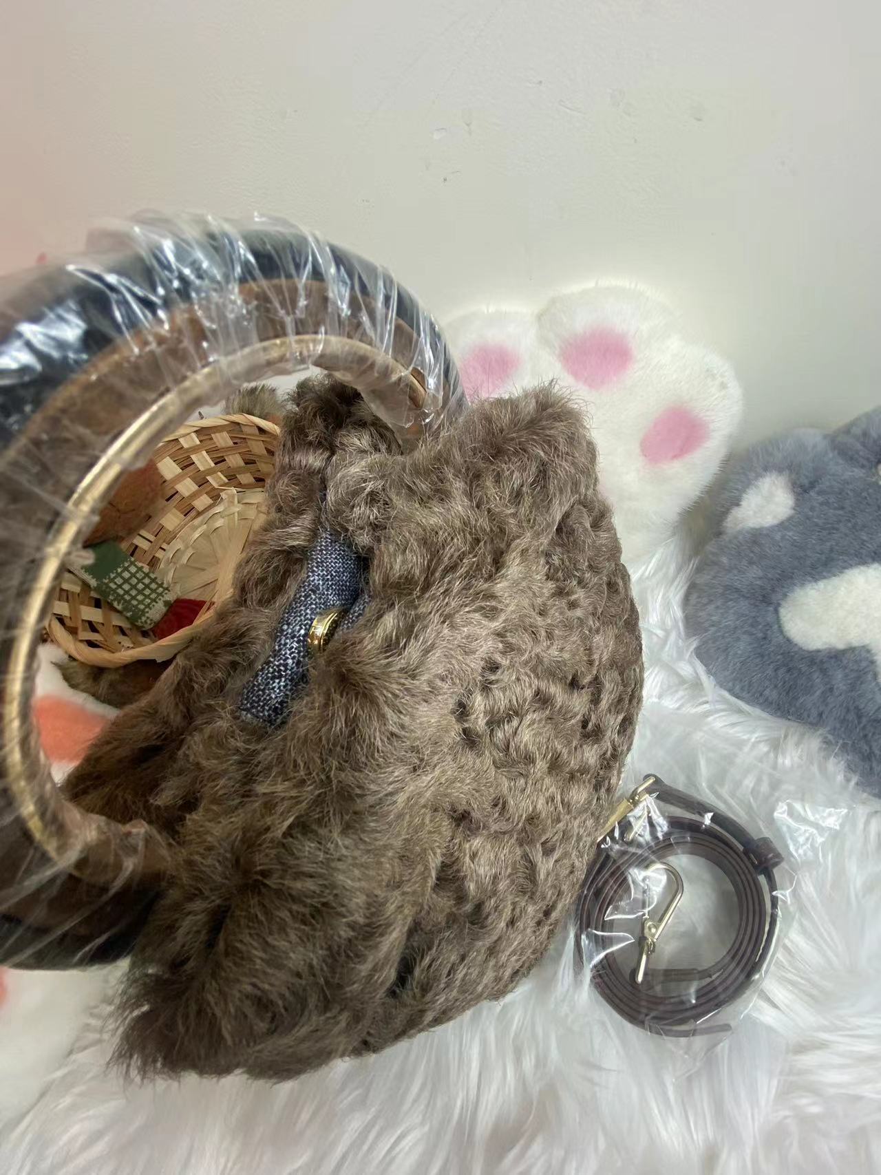 WFCS-U6899-5 Karaku wool coffee fur bag - Image 2